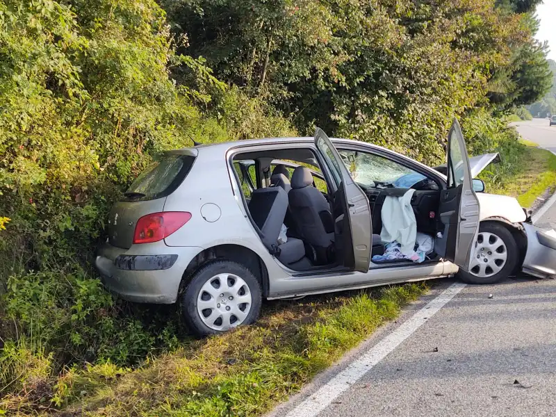 Wypadek w Tęgoborzy. Autokar zderzył się z osobówką. Dziecko trafiło do szpitala