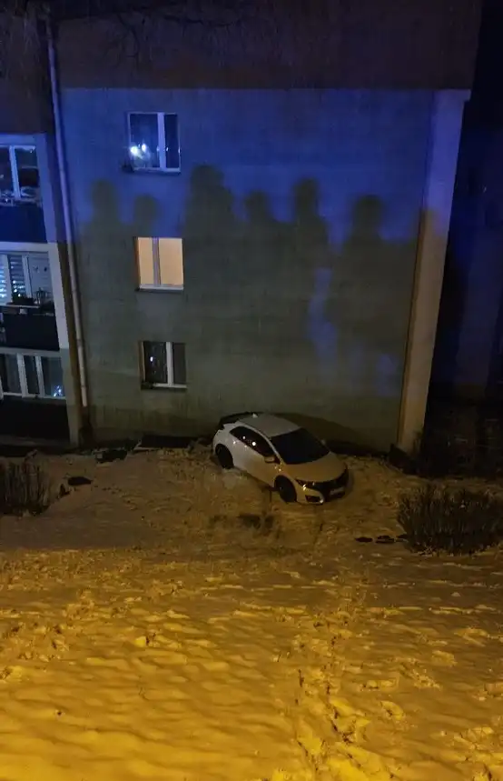 Wypadek w Piwnicznej Zdroju. Samochód zsunął się po skarpie i uderzył w blok