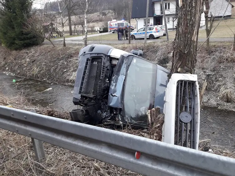 Gostwica: Fiat Ducato wypadł z drogi i uderzył w drzewo. Kobieta z trójką dzieci trafiła do szpitala