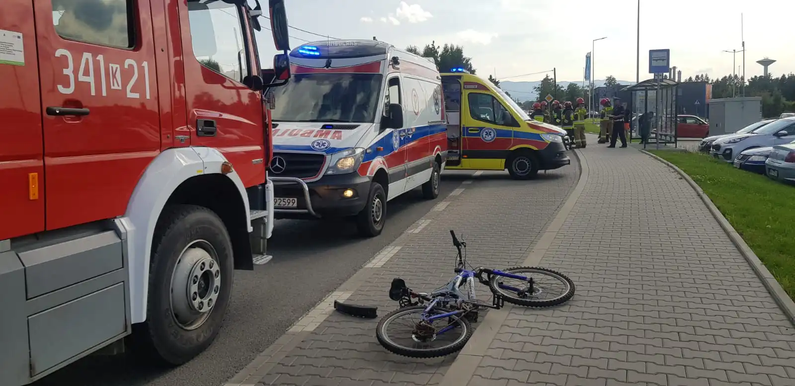 Wypadek na ul. Węgierskiej w Nowym Sączu. Zderzyły się cztery pojazdy i rowerzysta