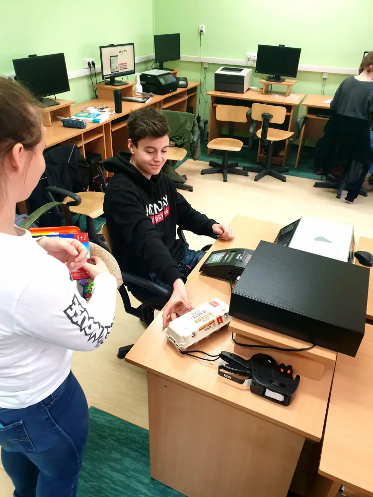 Zespół Szkół w Łącku: uczniowie metkują, kasują i wystawiają paragony