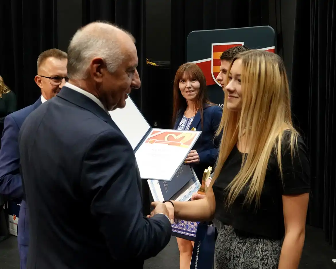 Gala „Sądeckie Oblicza Wolontariatu”. Starosta nagrodził wolontariuszy zaangażowanych w niesienie pomocy innym