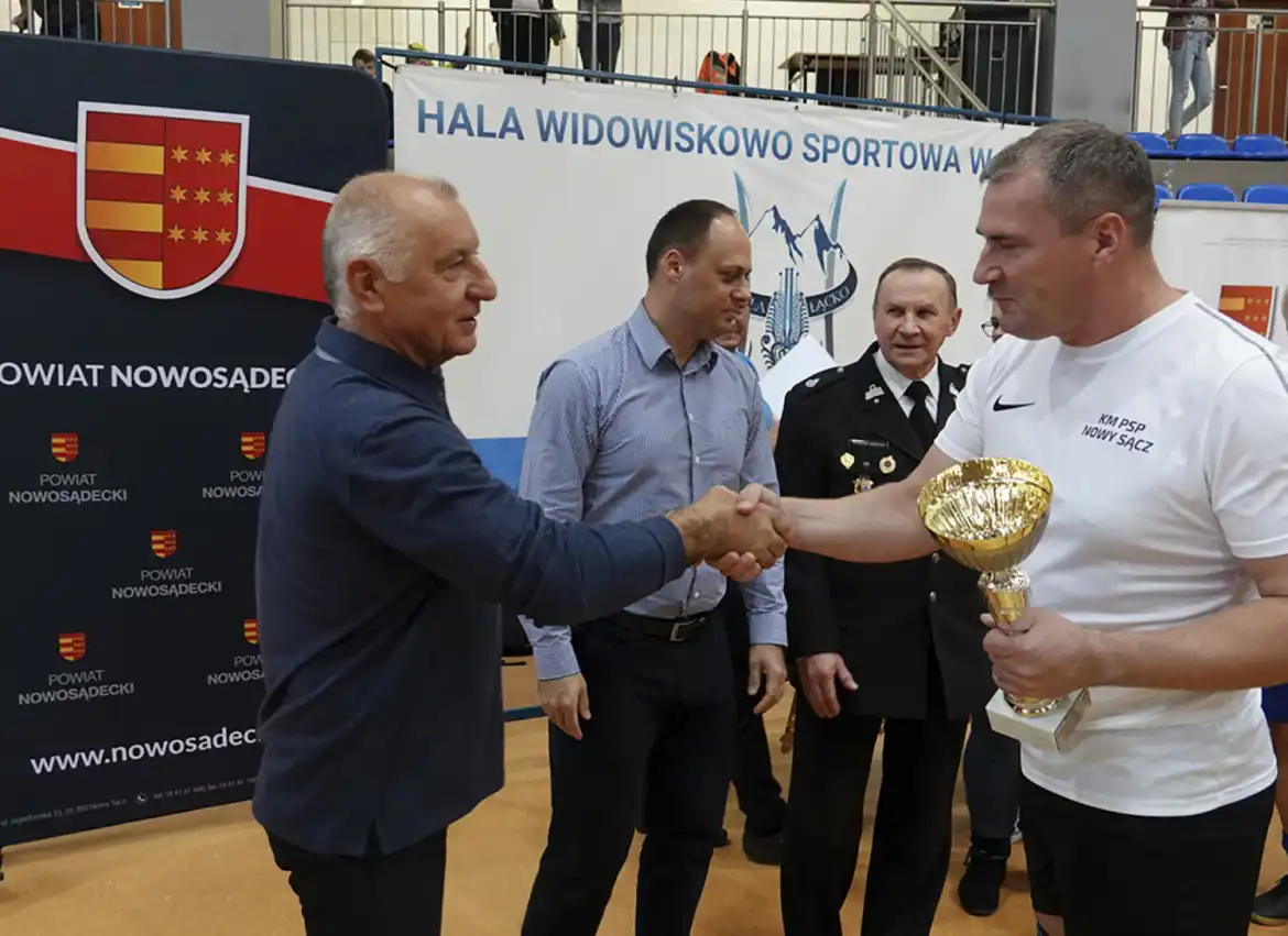 W Łącku rozegrano Powiatowy Halowy Turniej Piłki Nożnej Pracowników Samorządowych i Służb Mundurowych
