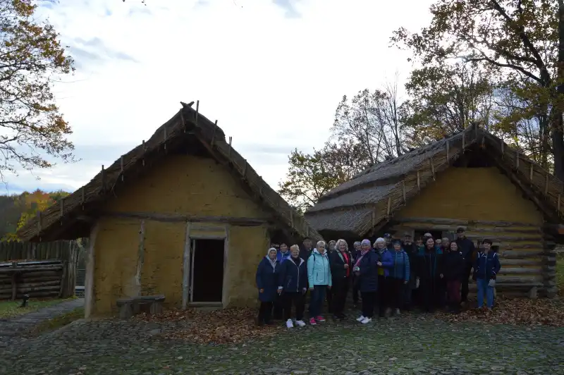 Seniorzy z Gminy Tymbark na Podkarpaciu. Szklane dzieła i ślady dawnych kultur