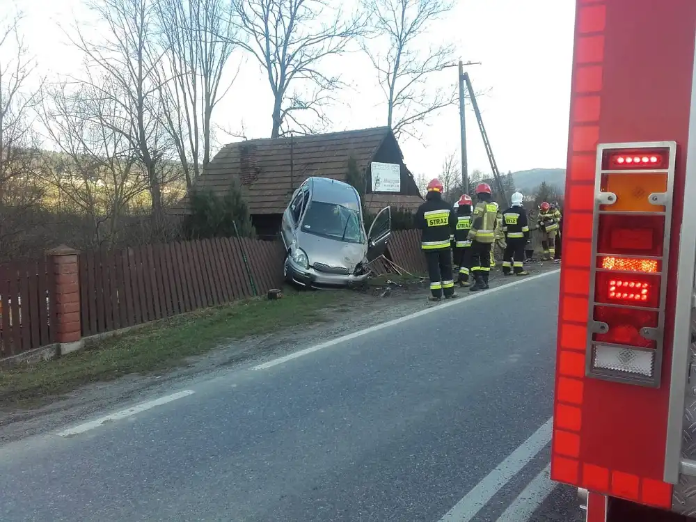 Kolizja dwóch osobówek w Kąclowej. Jeden z pojazdów "wylądował" na płocie
