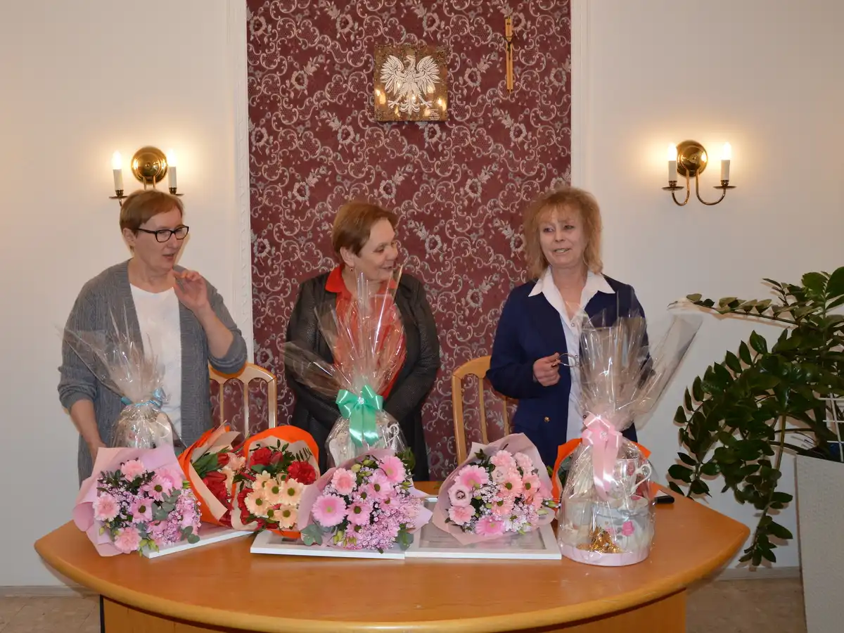 Wzruszające chwile. Emerytura po 40 latach pracy w Urzędzie Gminy Łososina Dolna
