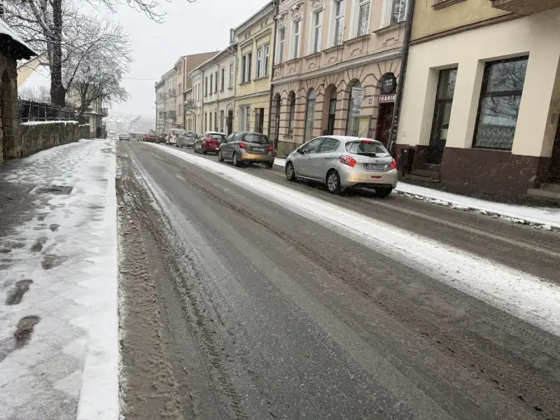 Pługopiaskarki i brygady ręczne w akcji. Nowy Sącz odśnieża ulice